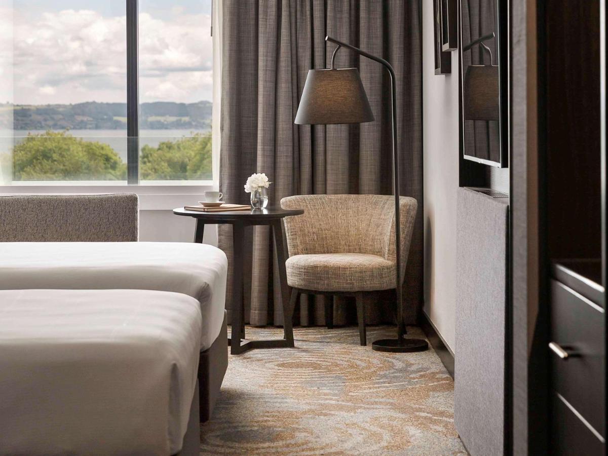 ホテル プルマン ロトルア エクステリア 写真 A guest room at the Four Seasons Hotel