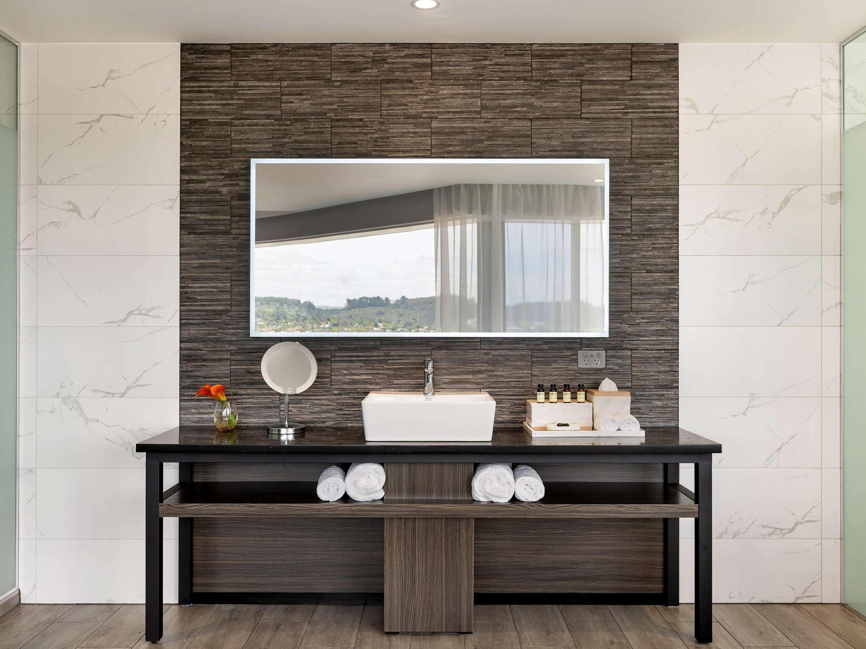 ホテル プルマン ロトルア エクステリア 写真 Bathroom with porcelain tiles