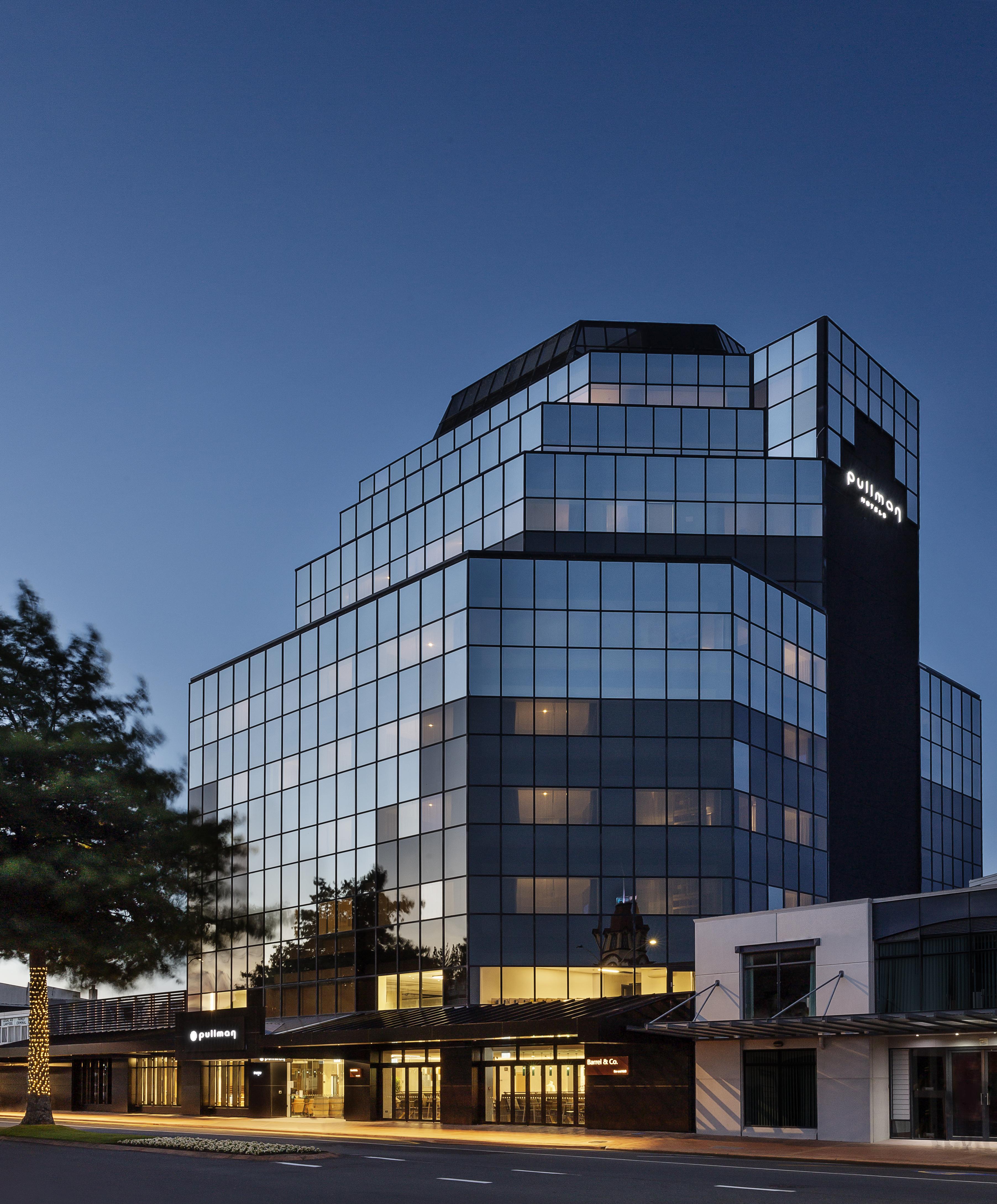 ホテル プルマン ロトルア エクステリア 写真 The building of the company in Madrid