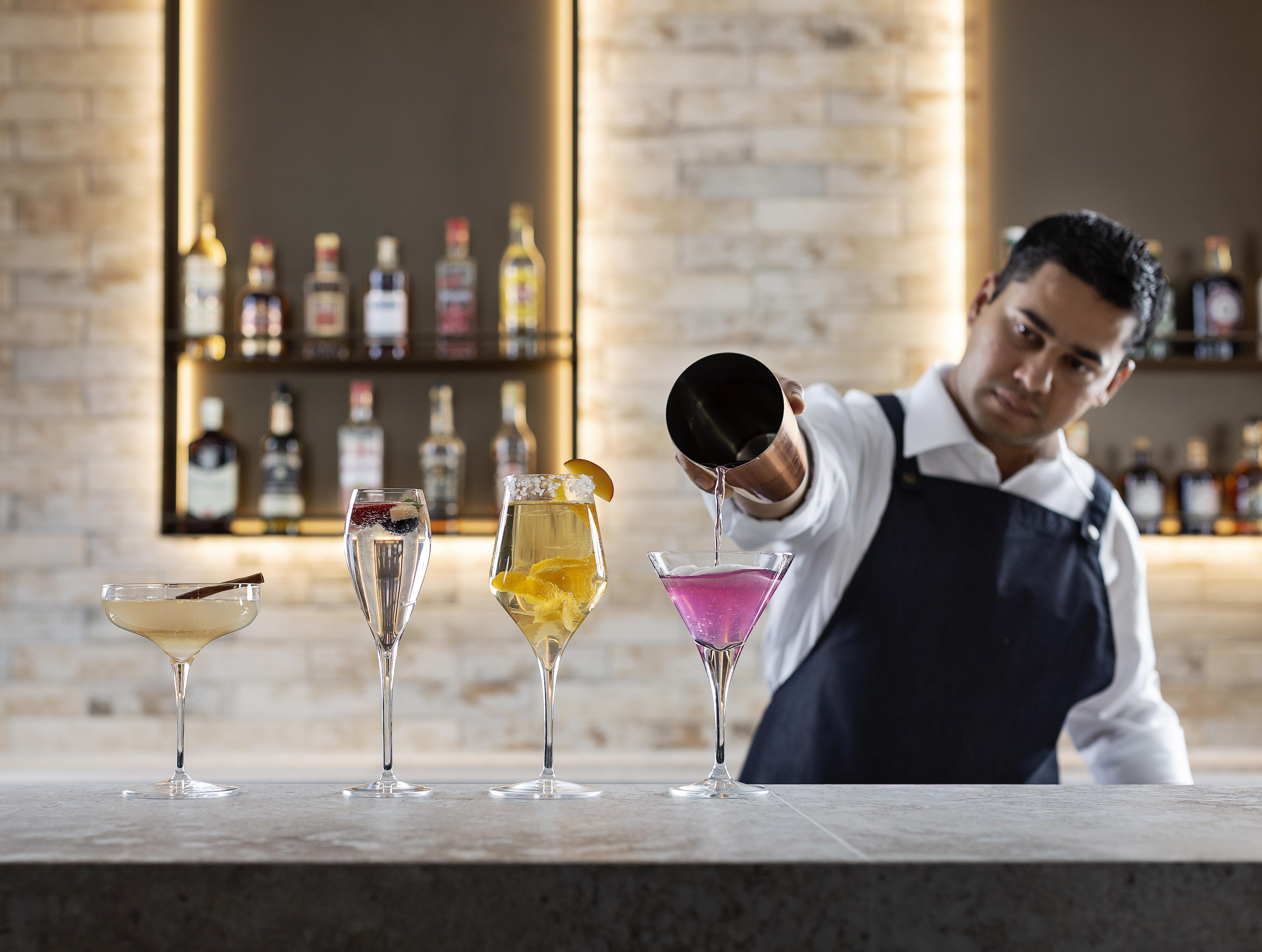 ホテル プルマン ロトルア エクステリア 写真 A bartender at work