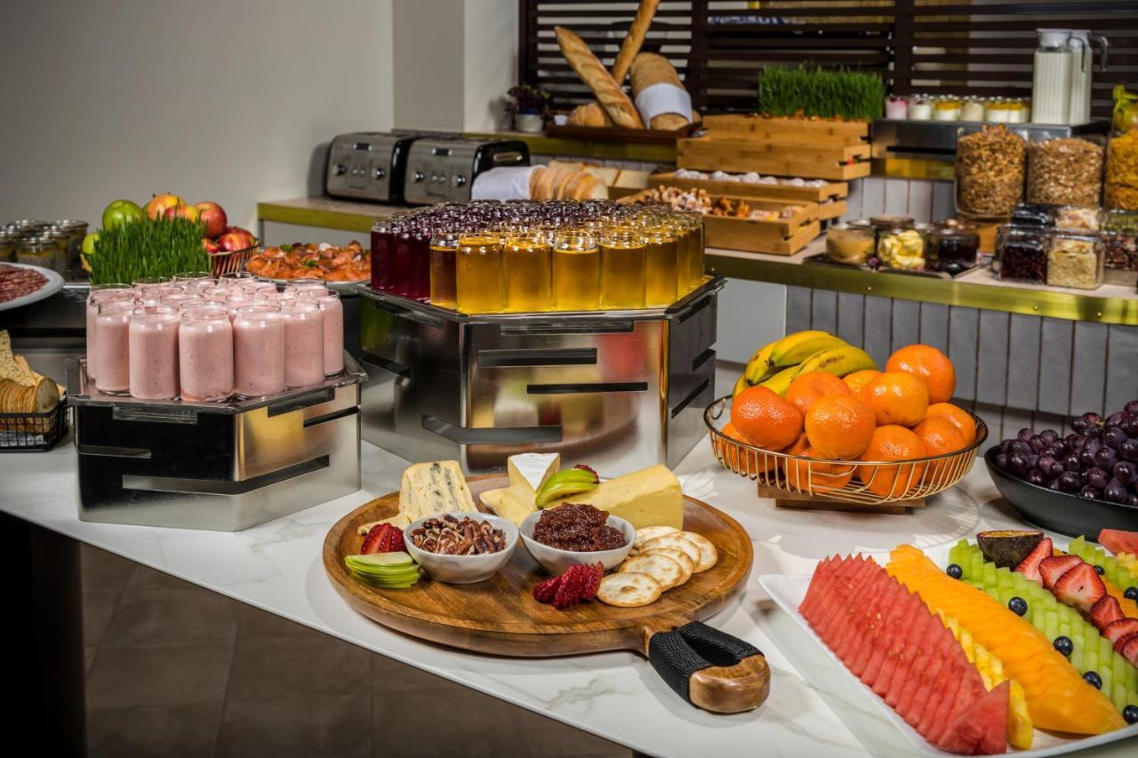 ホテル プルマン ロトルア エクステリア 写真 A buffet at a hotel