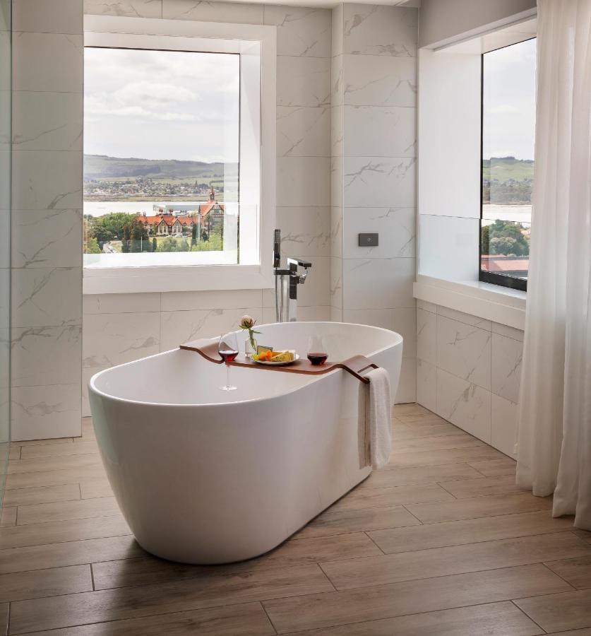 ホテル プルマン ロトルア エクステリア 写真 A freestanding bathtub